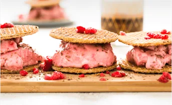 Stroopwafel sandwiches met frambozen-banaanijs