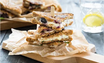 Tosti met brie, bosbessen en basilicum