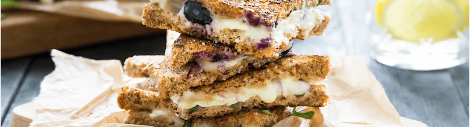 Tosti met brie, bosbessen en basilicum
