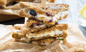 Tosti met brie, bosbessen en basilicum