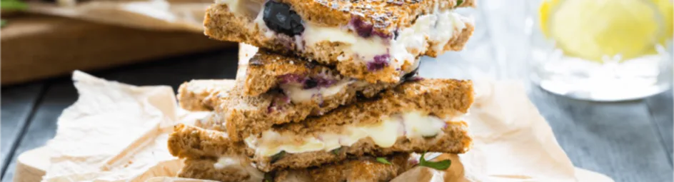 Tosti met brie, bosbessen en basilicum