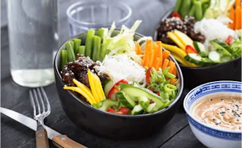 Aziatische salade bowl met sesamkip