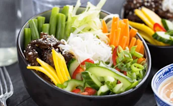 Aziatische salade bowl met sesamkip