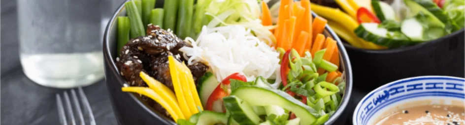 Aziatische salade bowl met sesamkip