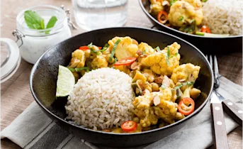 Pittige vegetarische bloemkoolcurry met frisse yoghurtsaus
