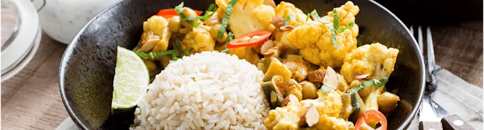 Pittige vegetarische bloemkoolcurry met frisse yoghurtsaus