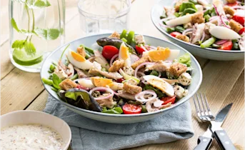 Zomerse salade met gerookte makreel