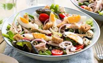 Zomerse salade met gerookte makreel