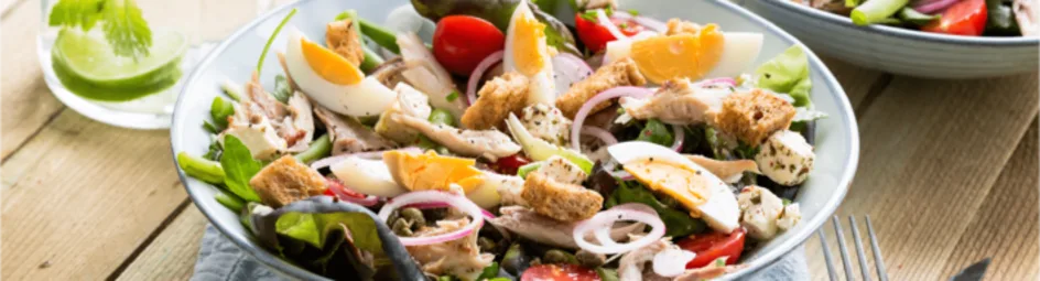 Zomerse salade met gerookte makreel