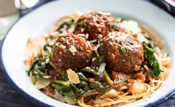 Spaghetti met spinazie en amandel-gehaktballetjes