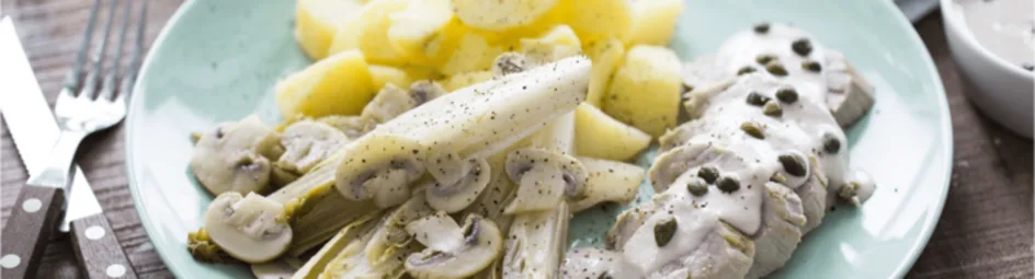 Varkenshaas met tonnatosaus, gestoofde witlof en gebakken aardappeltjes