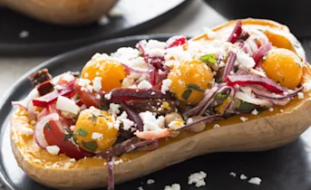Gevulde flespompoen met een frisse kikkererwtensalade