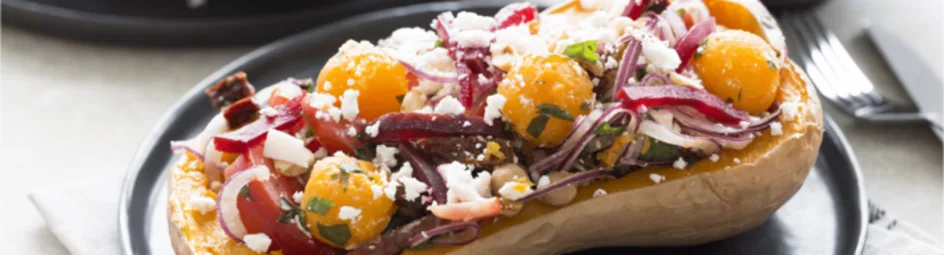 Gevulde flespompoen met een frisse kikkererwtensalade