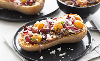 Gevulde flespompoen met een frisse kikkererwtensalade
