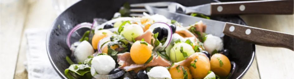 Frisse meloensalade met Parmaham en blauwe bessen