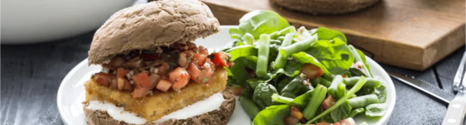 Visburgers met tomatensalsa en een groene salade