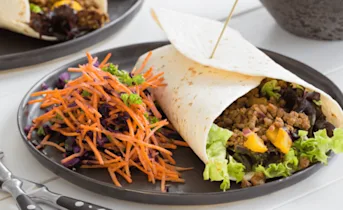 Mexicaanse gehakt tortilla met frisse rode kool salade