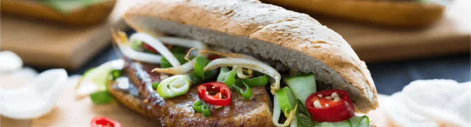 Broodje gemarineerde speklap op Indonesische wijze