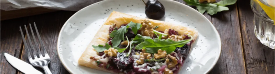 Plaattaart met gekarameliseerde rode ui, geitenkaas en kersen