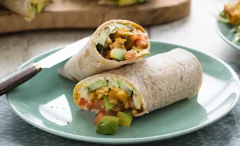 Wraps met hummus, gekruide kip en avocado