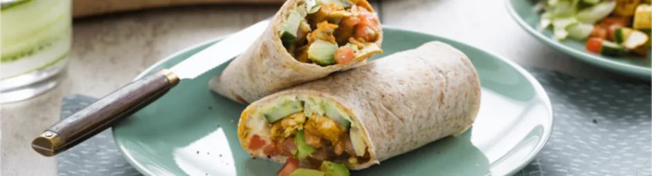 Wraps met hummus, gekruide kip en avocado