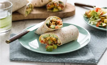 Wraps met hummus, gekruide kip en avocado