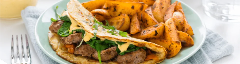 Gevulde omelet met gehakt en spinazie