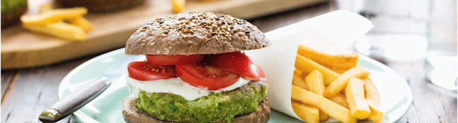 Zomerse vegaburger van tuinbonen