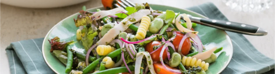 Zomerse salade met kalkoenfilet en groene groenten