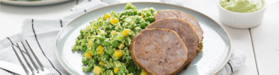 Rollade met broccolirijst en avocado-dressing