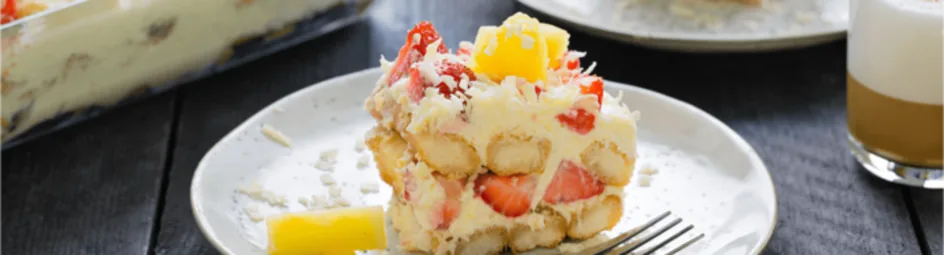 Tiramisu van ananasroom met aardbeien