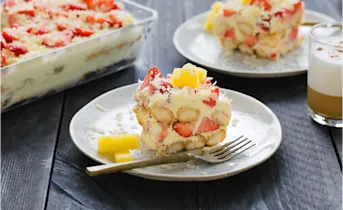 Tiramisu van ananasroom met aardbeien