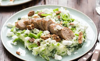 Zomerse stamppot van spinazie en snijbonen met verse worst