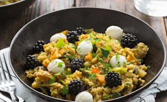 Couscoussalade met zoete aardappel, bramen en mozzarella