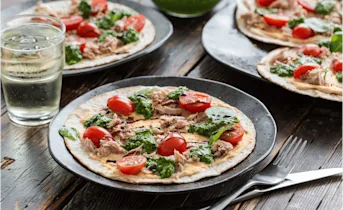 Wrap pizza's met witte bonenspread, tonijn en spinazie-pesto
