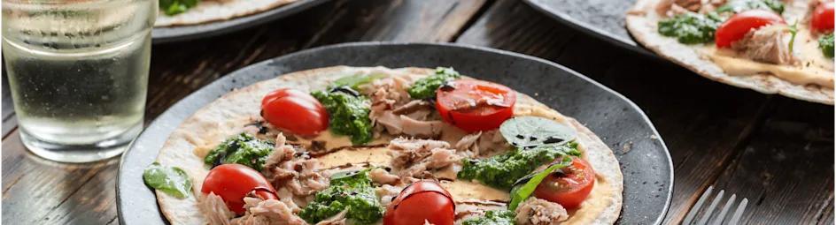 Wrap pizza's met witte bonenspread, tonijn en spinazie-pesto