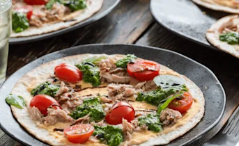 Wrap pizza's met witte bonenspread, tonijn en spinazie-pesto