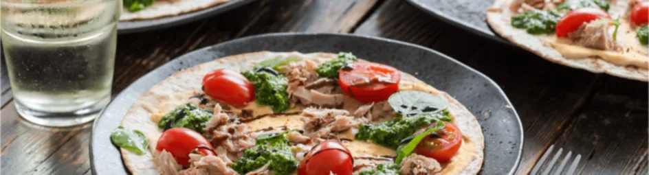 Wrap pizza's met witte bonenspread, tonijn en spinazie-pesto