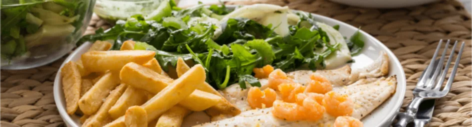 Gebakken scholfilet met garnalen en een salade van venkel