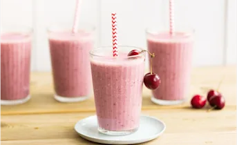 Romige kersenmilkshakes