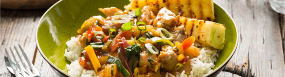 Kip in zoetzure saus met verse ananas en rijst