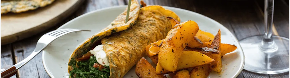 Omelet met spinazie, geitenkaas en zongedroogde tomaatjes