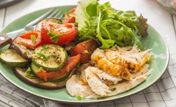 Gekruide kip op bierblik met gegrilde groenten