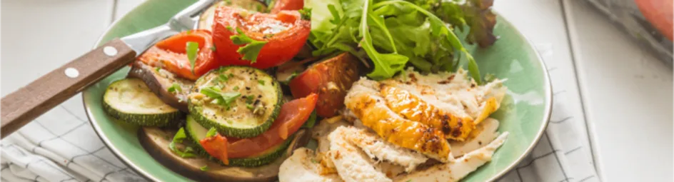 Gekruide kip op bierblik met gegrilde groenten