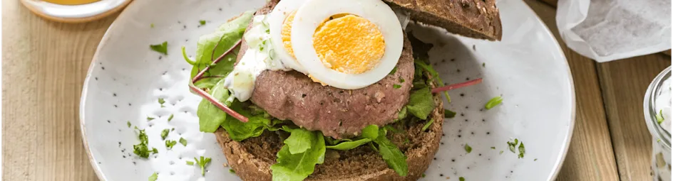 Broodje tartaar met verse tartaarsaus