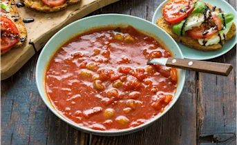 Caprese bruschetta met tomatensoep