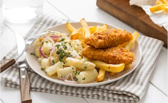 Fish and chips met aspergesalade