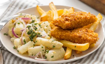 Fish and chips met aspergesalade