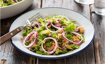 Maaltijdsalade met pasta en pulled salmon