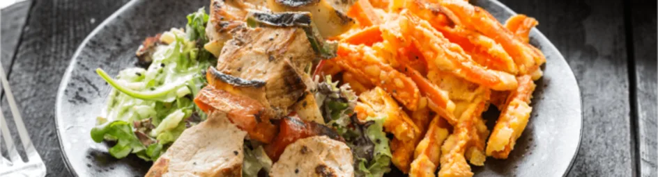 Shaslicks met wortelfrietjes en rauwkostsalade